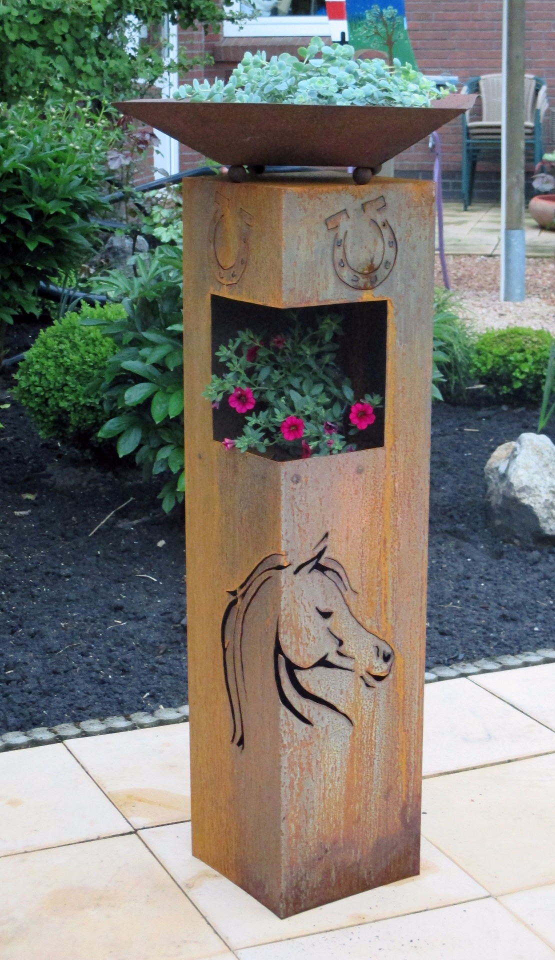 Rostsäule mit Pferdekopf