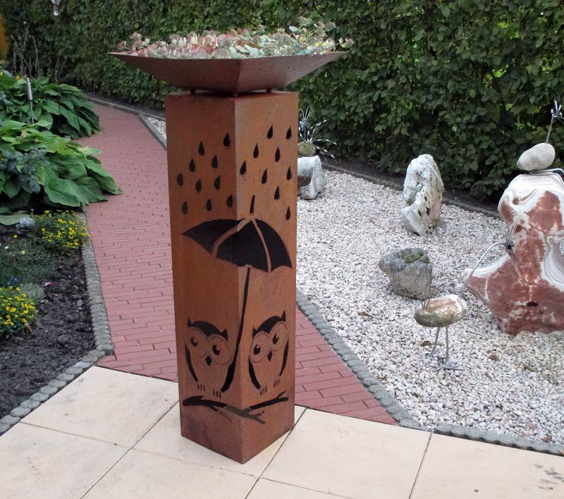 Säule mit Eulen im Regen