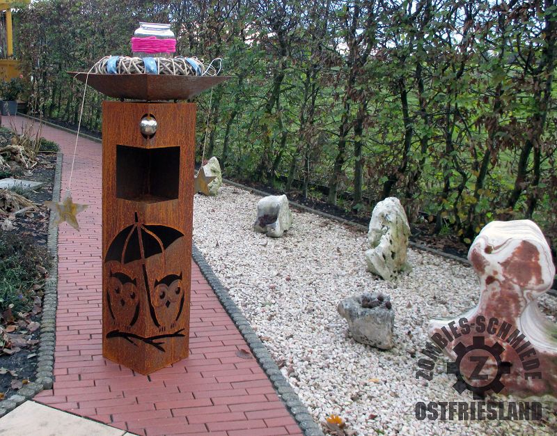 Rostsäule mit Eulen im Regen und Ausschnitt