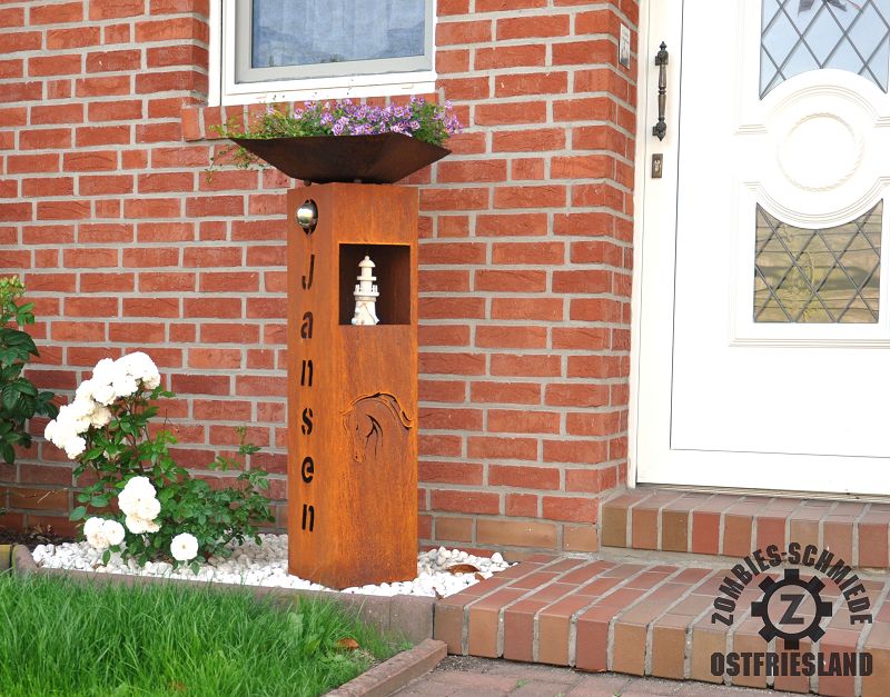 Schöne Rostsäule mit Pferdemotiv und Wunschnamen