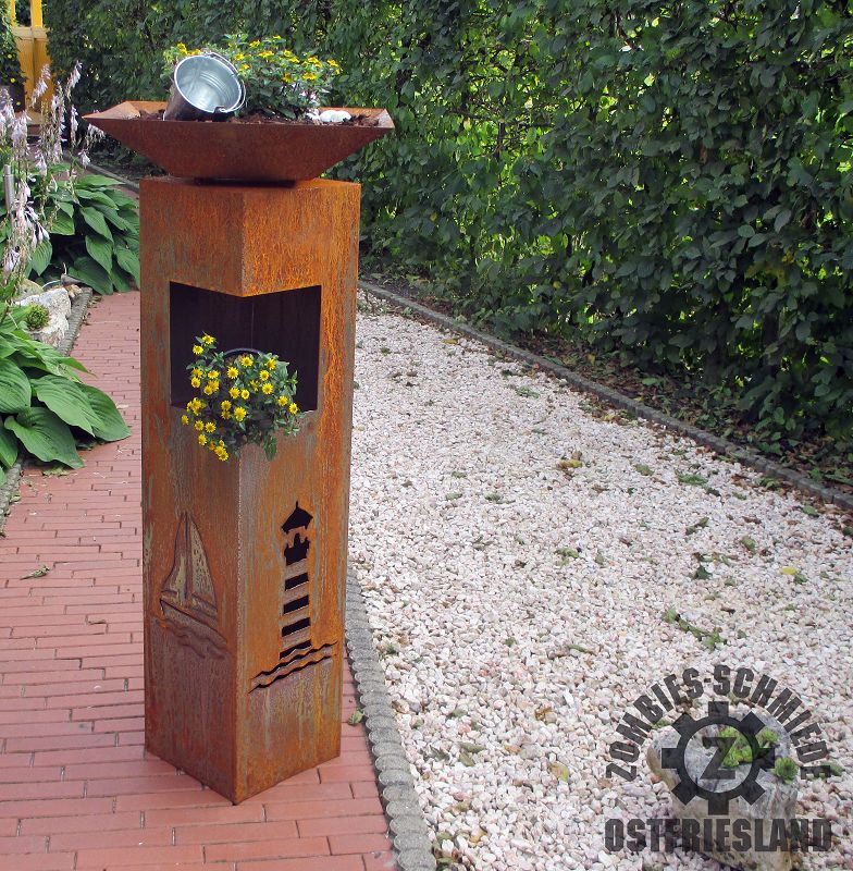 Rostsäule "Maritim" mit Leuchtturm und Segelboot