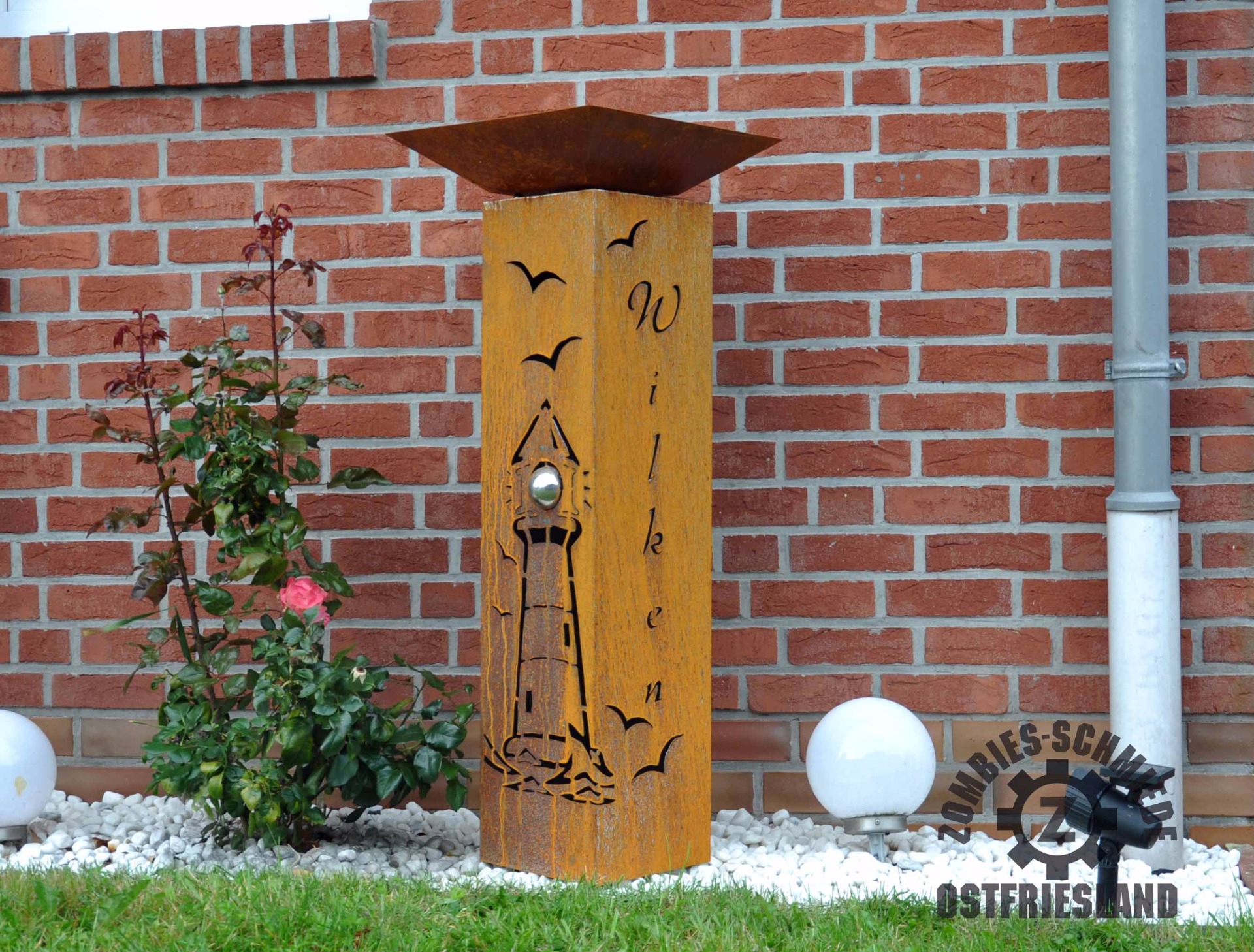 Säule mit Leuchtturm und Ihrem Namen